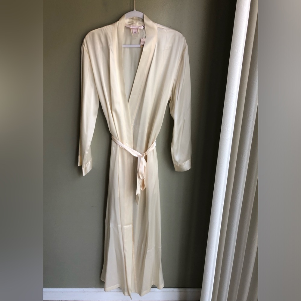 NWT! Victoria's Secret Long 100% Silk Robe Cream Size: XS/S